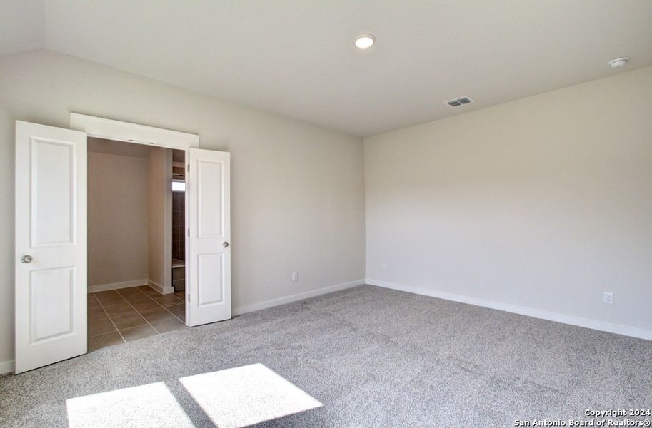 Spacious, unfurnished interior of a new home in Cloud Country, New Braunfels (Image 12).