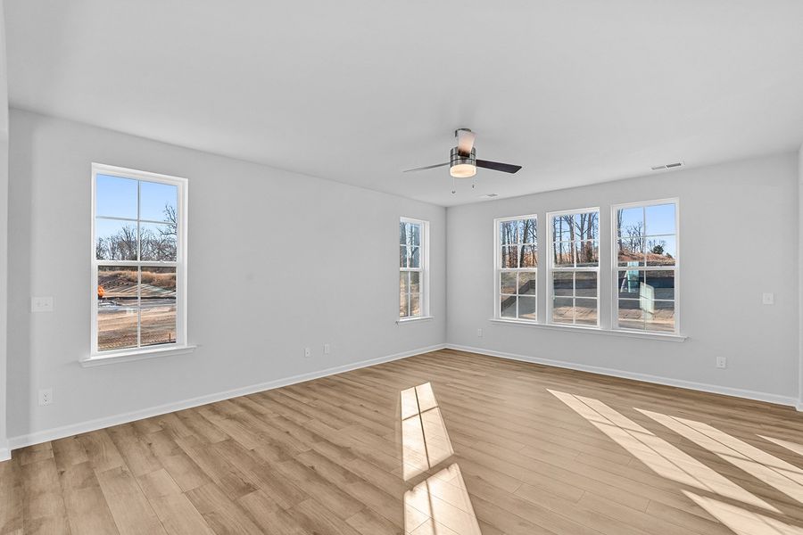 Spacious, unfurnished interior of a new home in Fieldstone, Lexington (Image 26).