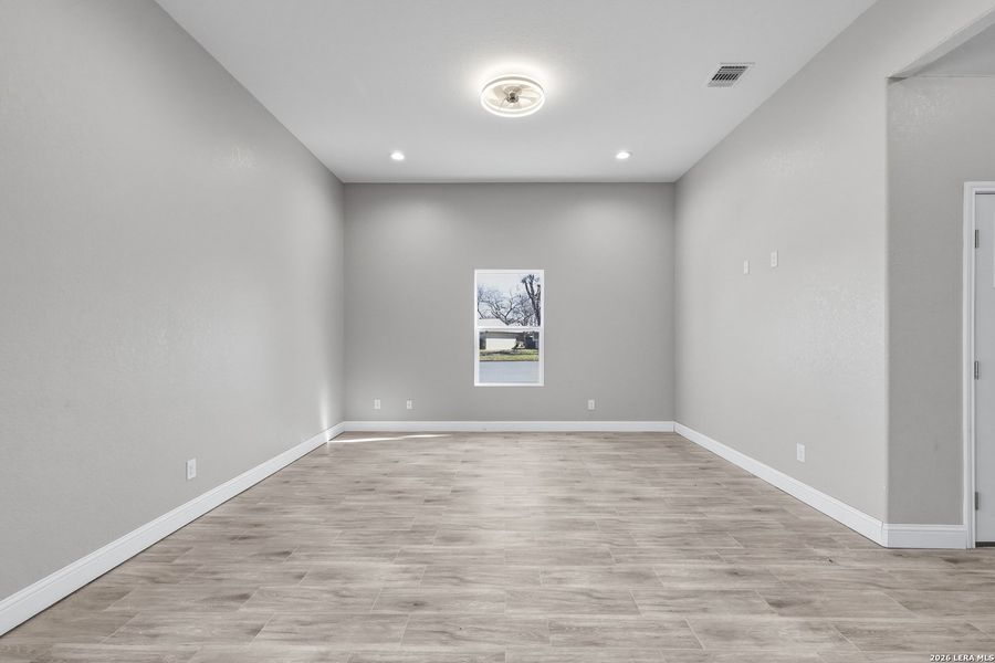 Spacious, unfurnished interior of a new home in , San Antonio (Image 15).