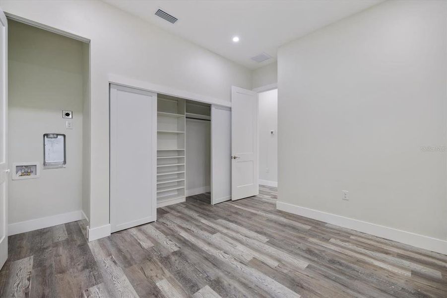 Spacious, unfurnished interior of a new home in , Sarasota (Image 21).