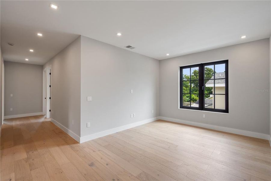 Spacious, unfurnished interior of a new home in College Park, Orlando (Image 18).