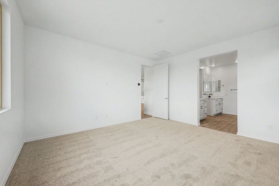Spacious, unfurnished interior of a new home in Bella Vista Farms, San Tan Valley (Image 12).