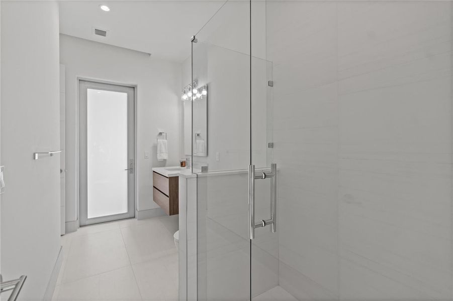 1st Floor Ensuite 1st Floor Ensuite