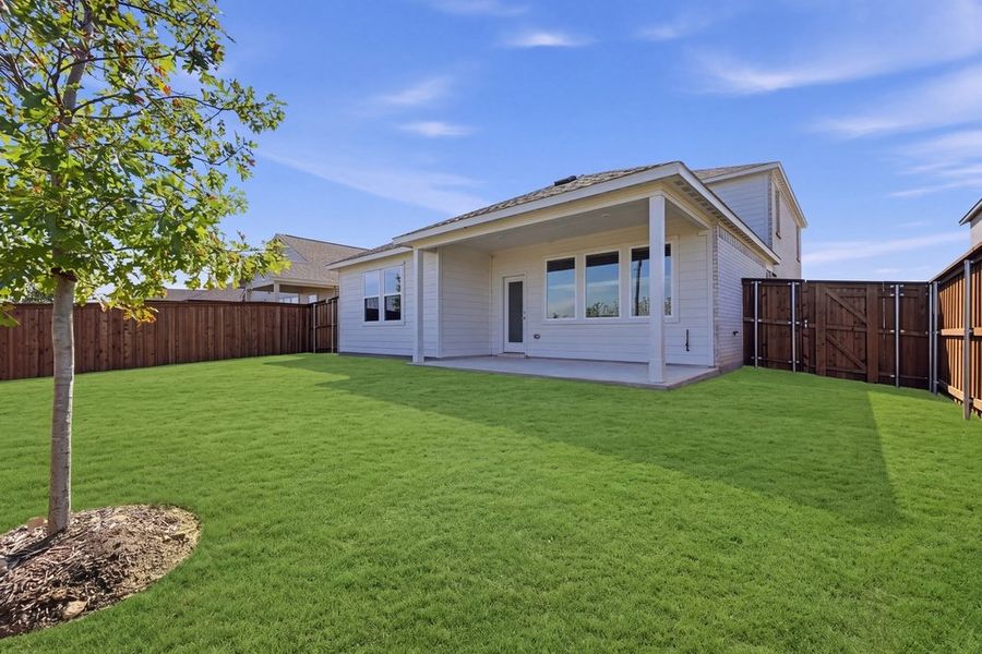 Exterior details and patio area of a home in Madero 50s, Fort Worth (Image 19).