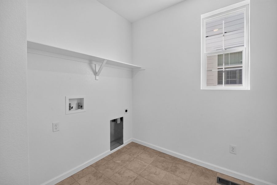 Spacious, unfurnished interior of a new home in Macanta, Castle Rock (Image 28).