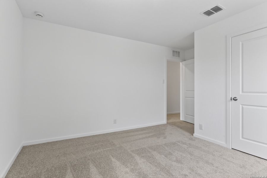 Spacious, unfurnished interior of a new home in Hennersby Hollow, San Antonio (Image 16).