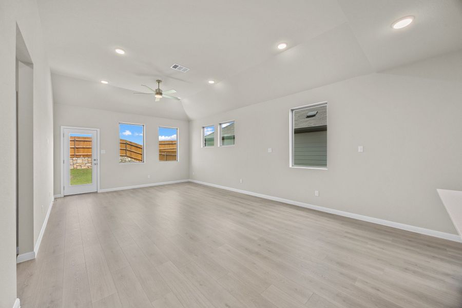 Spacious, unfurnished interior of a new home in Trinity Ranch, Elgin (Image 19).