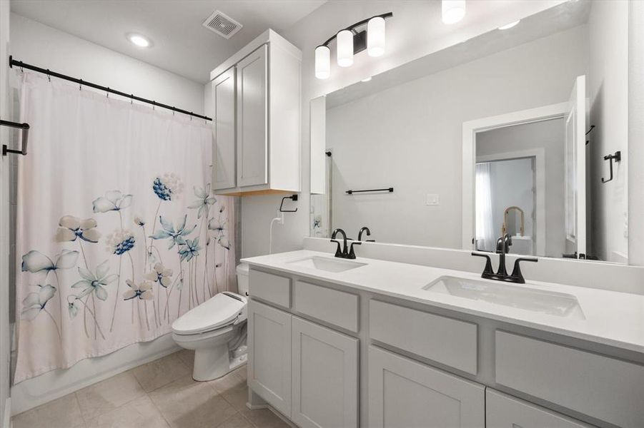 Furnished interior view inside a new home in , Waxahachie (Image 36).