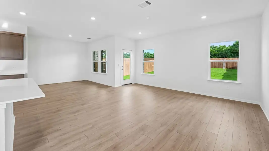Spacious, unfurnished interior of a new home in Bar W Ranch, Leander (Image 15).