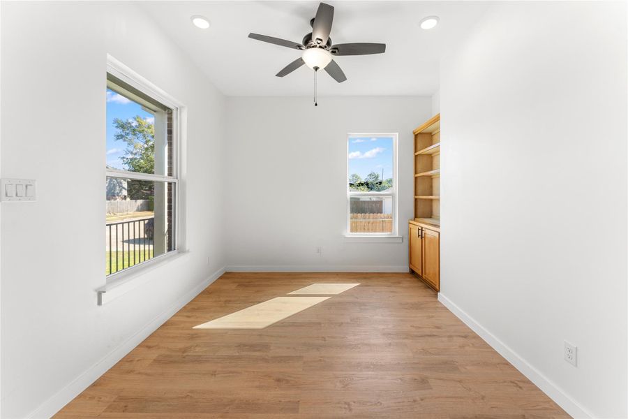 Office area, great for studying, catching up on some work or can even be a children's play area! Office area, great for studying, catching up on some work or can even be a children's play area!