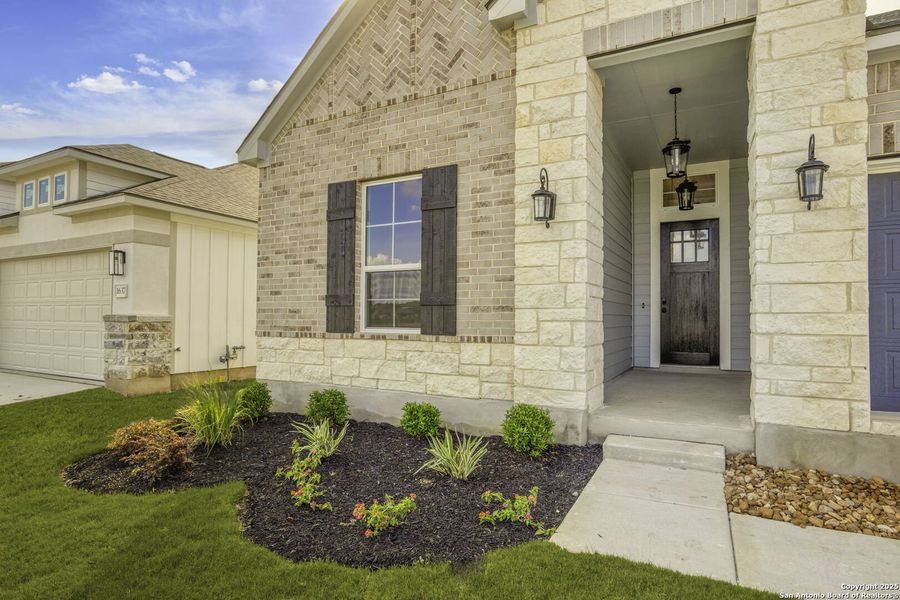 Exterior details and patio area of a home in Weltner Farms 60’s, New Braunfels (Image 3).