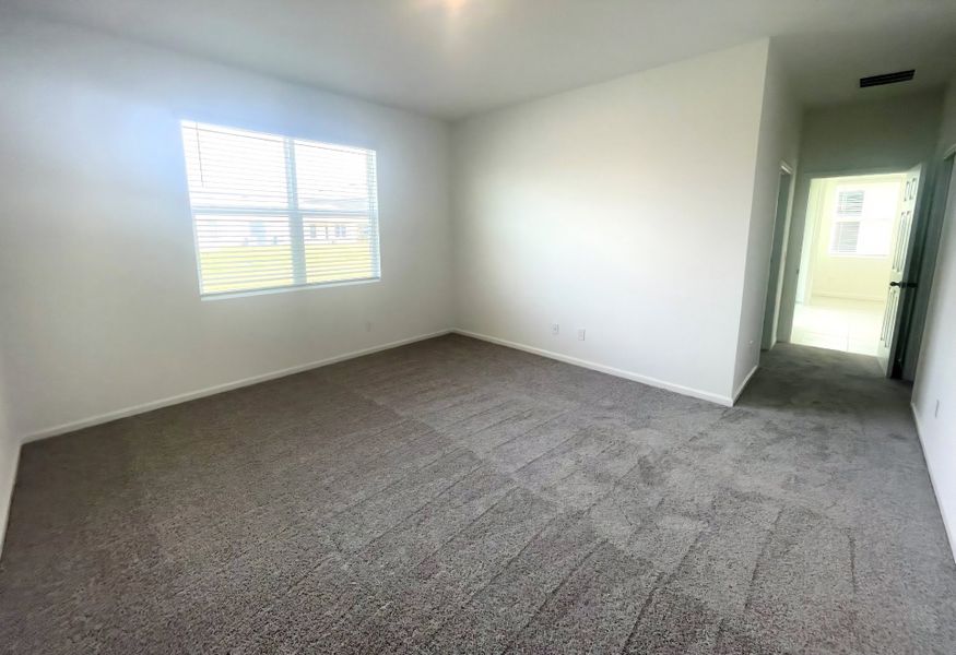 Spacious, unfurnished interior of a new home in St. Johns Preserve, Palm Bay (Image 4).