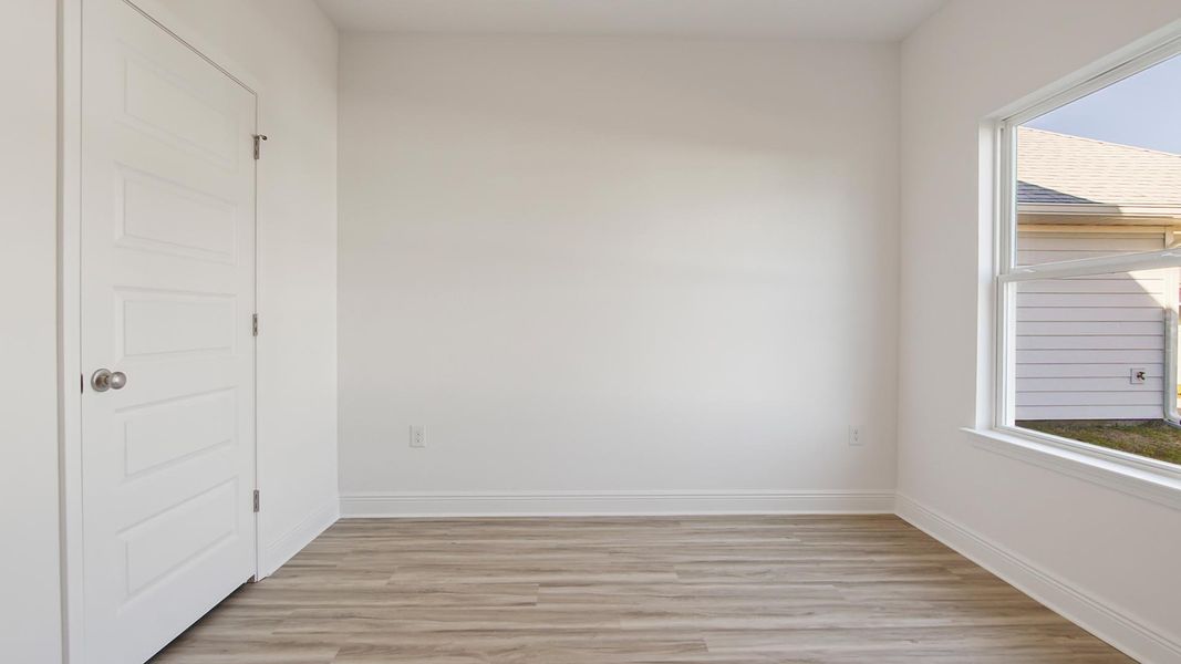 Spacious, unfurnished interior of a new home in Bayside at Ward Creek, Panama City Beach (Image 18).