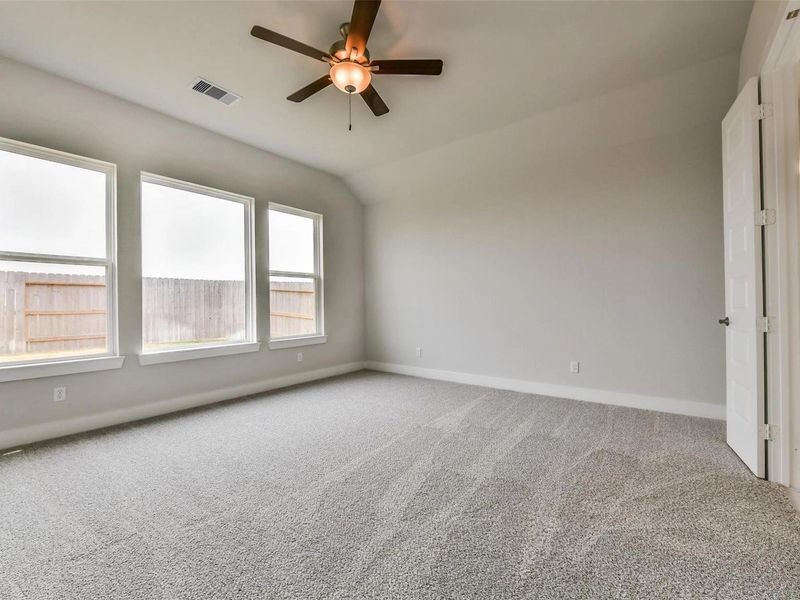 Spacious, unfurnished interior of a new home in Lago Mar, Texas City (Image 33).