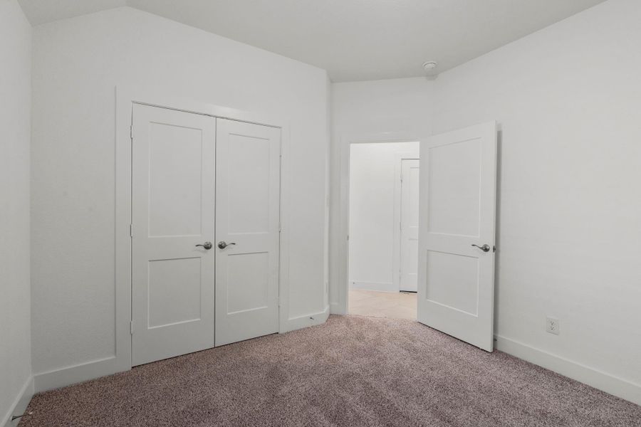 Spacious, unfurnished interior of a new home in Meridiana, Iowa Colony (Image 21).