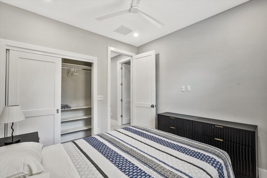 16-425 Hugh Street-16