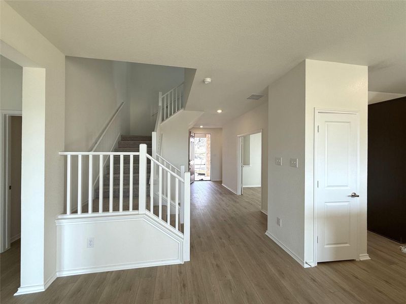 Spacious, unfurnished interior of a new home in River Bluff, Leander (Image 27).