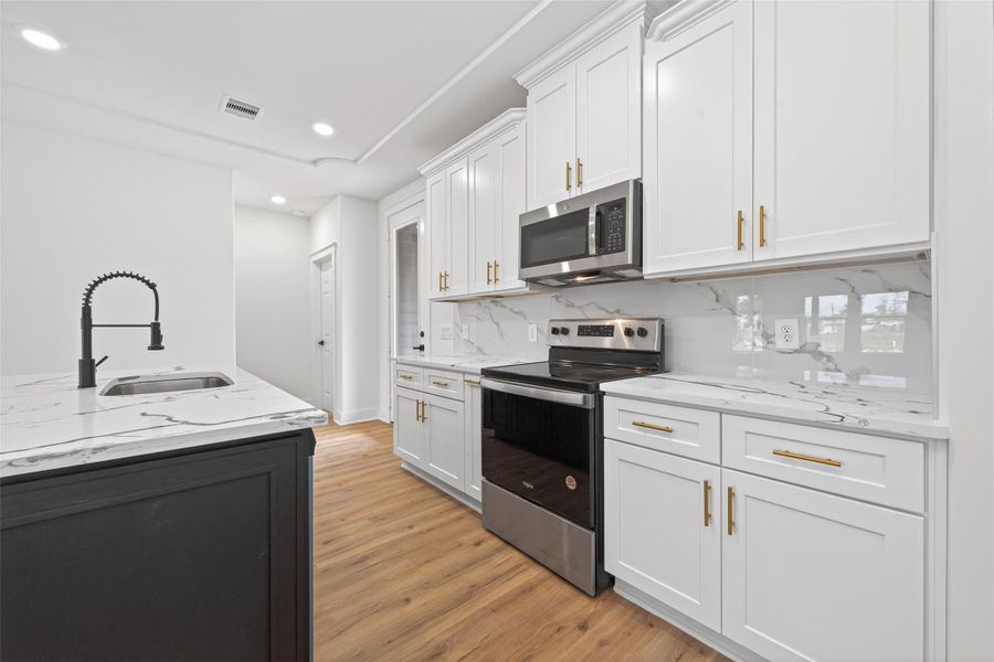 Expansive island overlooking the living area, perfect for gatherings and everyday functionality.