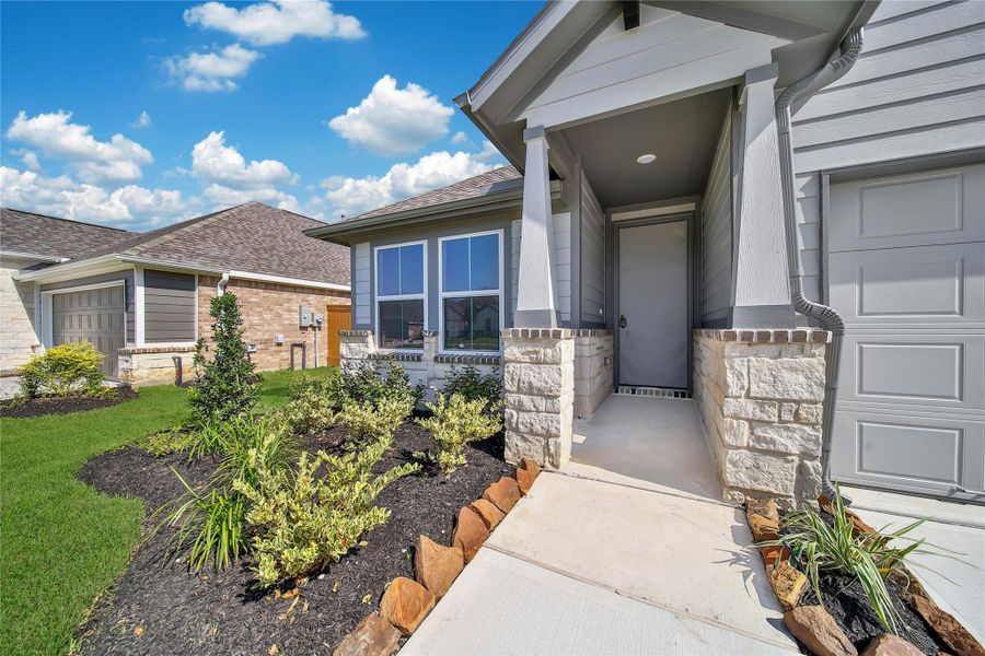 Exterior details and patio area of a home in , Rosharon (Image 22).