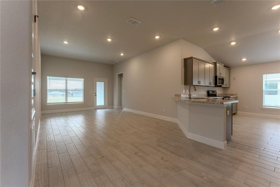 Spacious, unfurnished interior of a new home in Oak Hill Plantation, Ocala (Image 16). Spacious, unfurnished interior of a new home in Oak Hill Plantation, Ocala (Image 16).