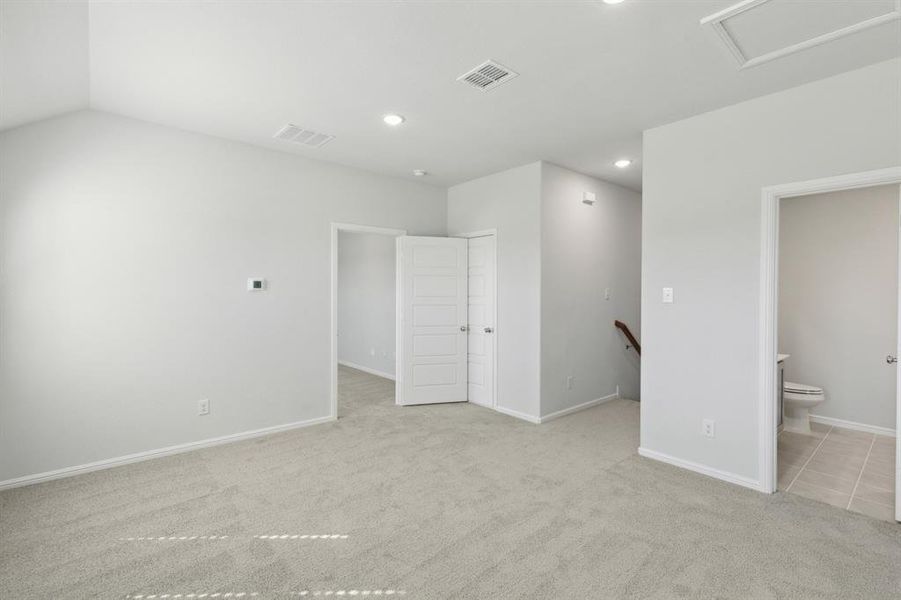 Spacious, unfurnished interior of a new home in Stonehaven, Seagoville (Image 30).