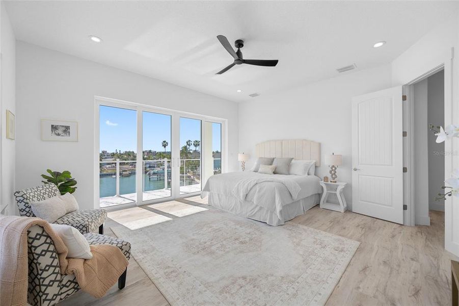 Furnished interior view inside a new home in , Treasure Island (Image 47).