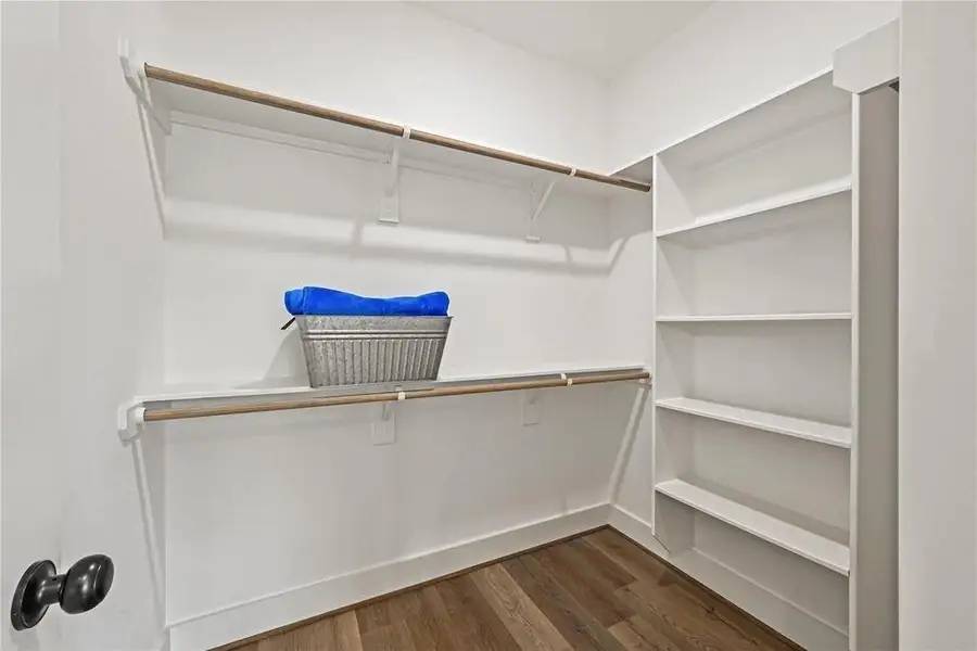 Walk-In Closet Walk-In Closet