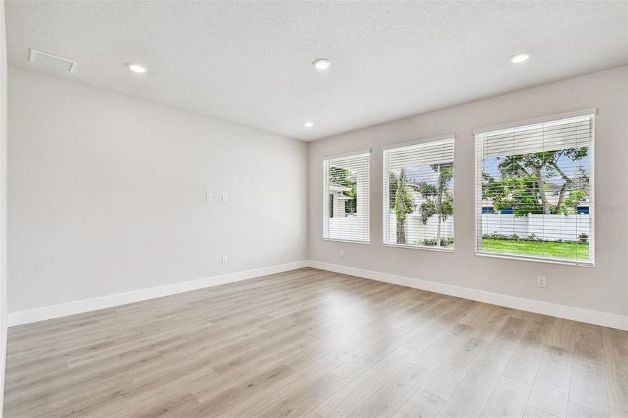 Spacious, unfurnished interior of a new home in , Tampa (Image 10).