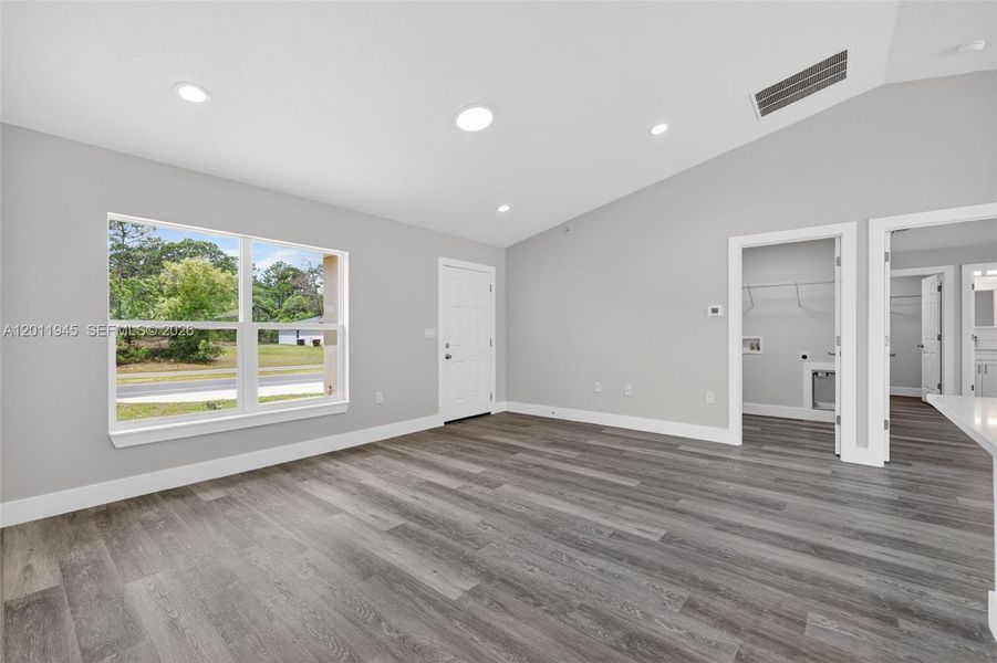 Spacious, unfurnished interior of a new home in , Ocala (Image 18).