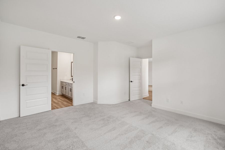 Spacious, unfurnished interior of a new home in Spring Hill, Spring Hill (Image 33).