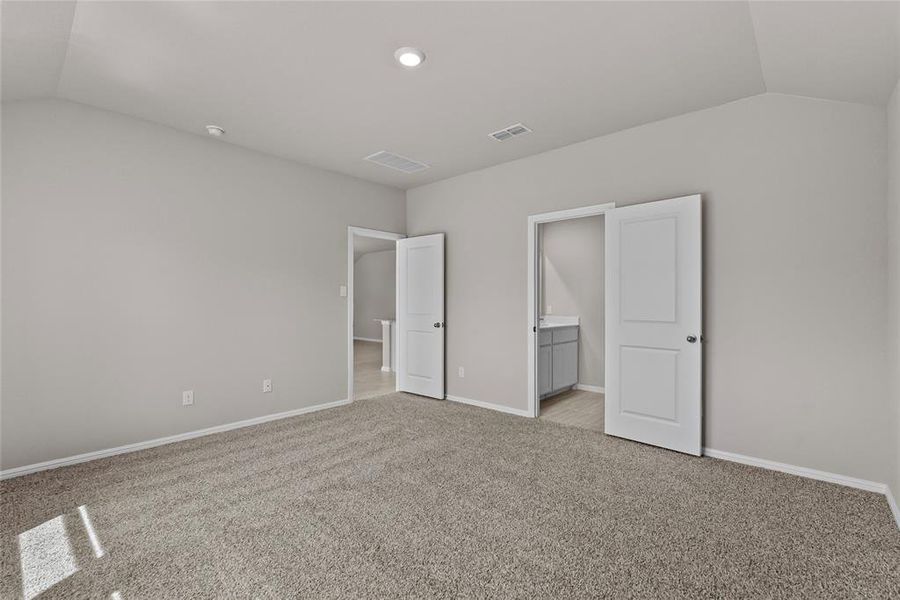 Spacious, unfurnished interior of a new home in Meadowbrook Estates, Cleburne (Image 13).