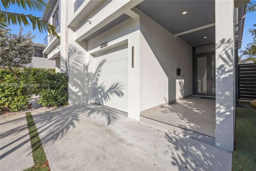 Exterior details and patio area of a home in , Fort Lauderdale (Image 20).