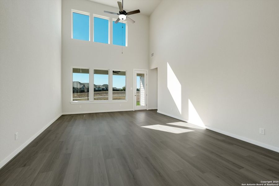 Spacious, unfurnished interior of a new home in Foxbrook, Schertz (Image 14).