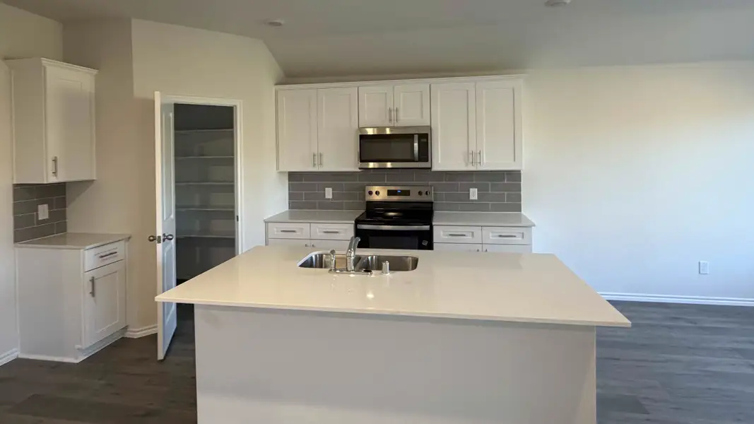 Furnished interior view inside a new home in Blaire Lake, Tyler (Image 5).