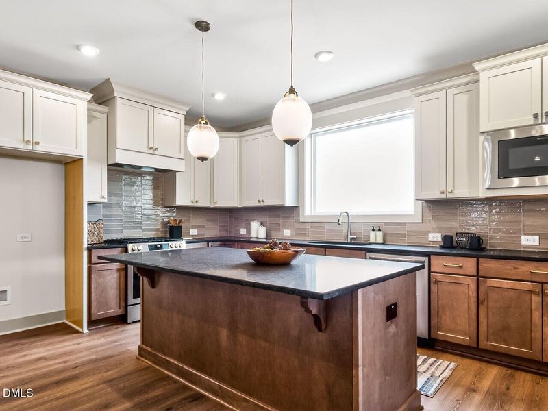 013-1280x960-kitchen