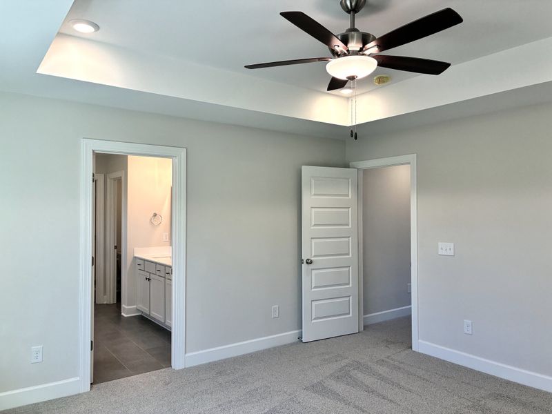 Spacious, unfurnished interior of a new home in Holly Ridge, Greenville (Image 16).