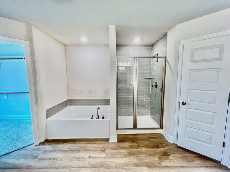 Furnished interior view inside a new home in Bayou Bend Estates, Dickinson (Image 6).