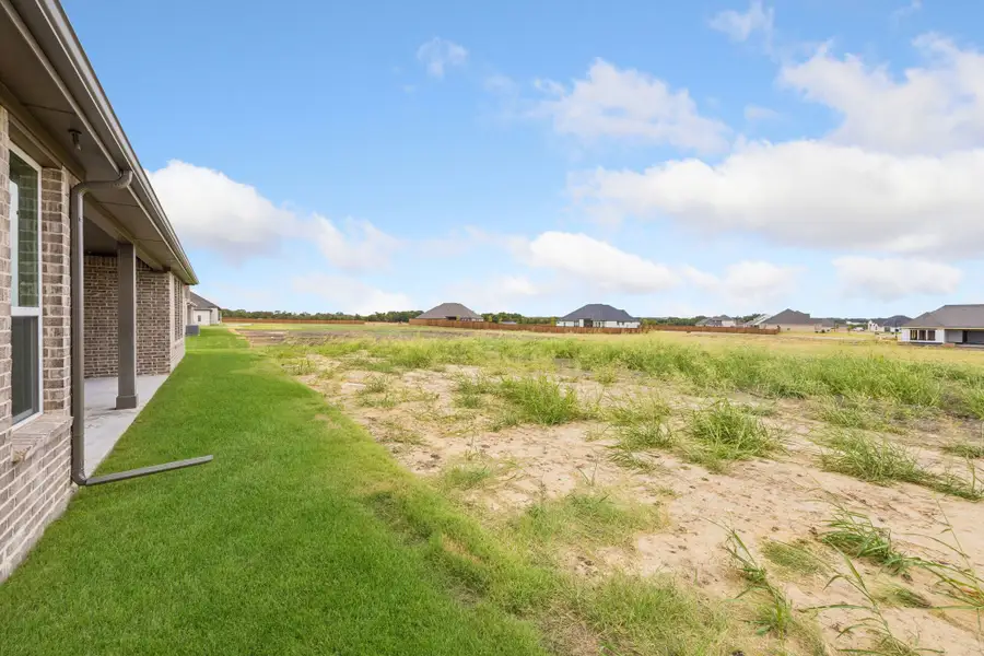 Exterior details and patio area of a home in Lakeway Estates, Waxahachie (Image 22).