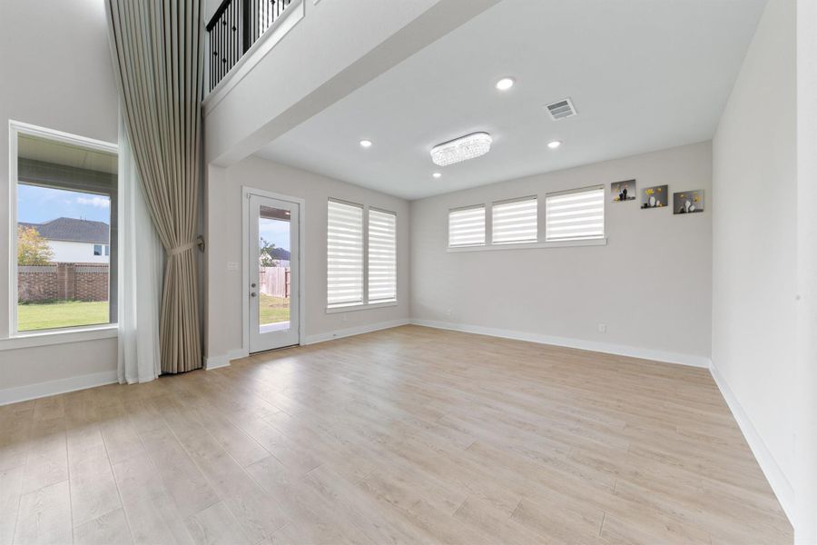 Spacious, unfurnished interior of a new home in Trillium, Richmond (Image 30).