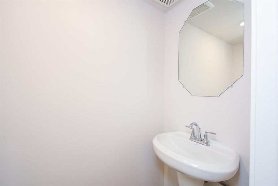 Discover this elegant half bathroom. Discover this elegant half bathroom.