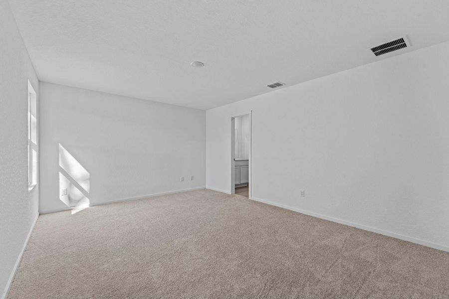 Spacious, unfurnished interior of a new home in Friendship Oaks, Fredericksburg (Image 25).