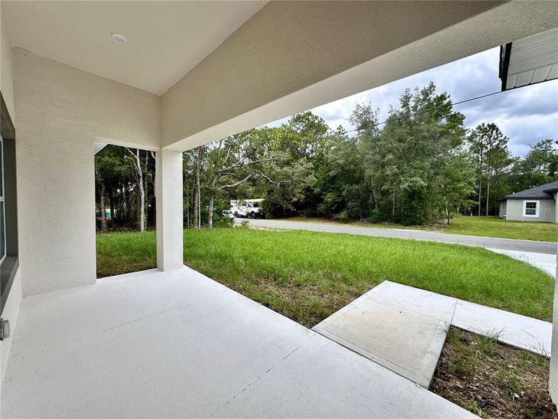 Exterior details and patio area of a home in , Citrus Springs (Image 2).