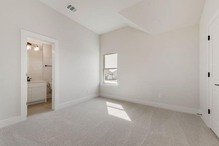 Spacious, unfurnished interior of a new home in Somerset Park, Rockwall (Image 31).