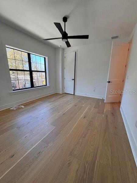 Spacious, unfurnished interior of a new home in , Tampa (Image 9).