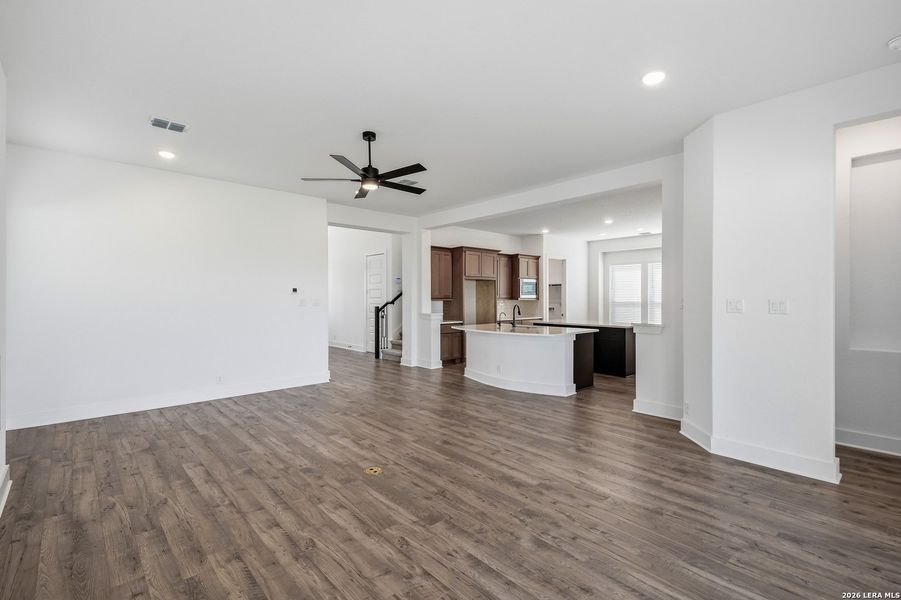 Spacious, unfurnished interior of a new home in Prominence Urban, San Antonio (Image 27).