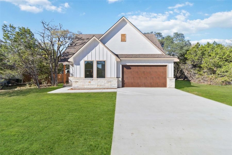 Modern farmhouse with ample driveway. Grass is virtually enhanced Modern farmhouse with ample driveway. Grass is virtually enhanced