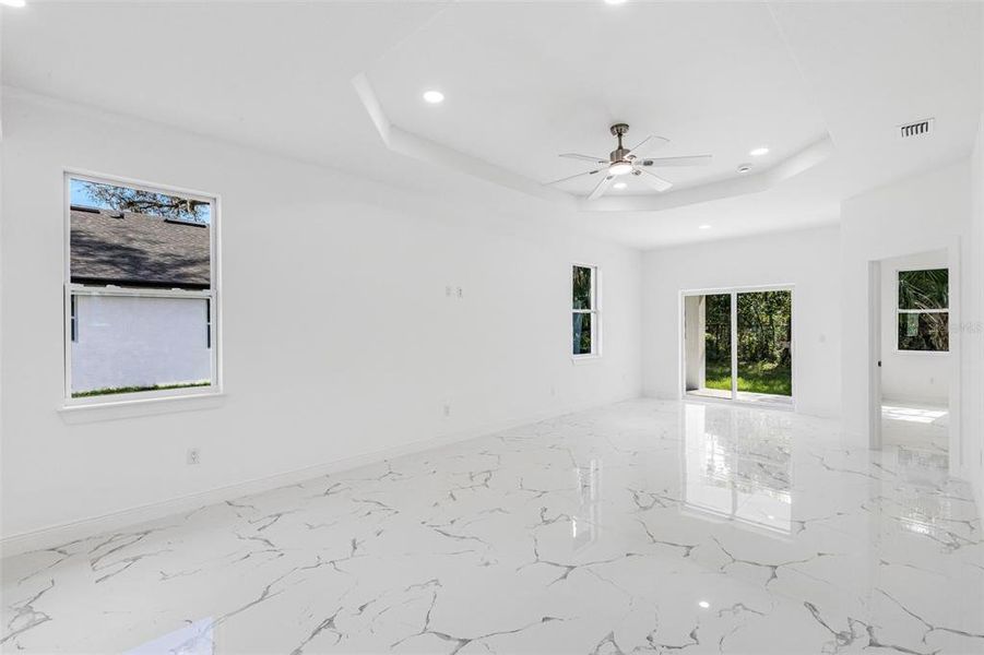 Spacious, unfurnished interior of a new home in , Tampa (Image 40).