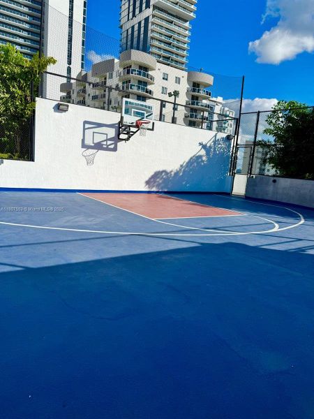 Condo located in Miami, FL showcasing its design and architecture (Image 4).