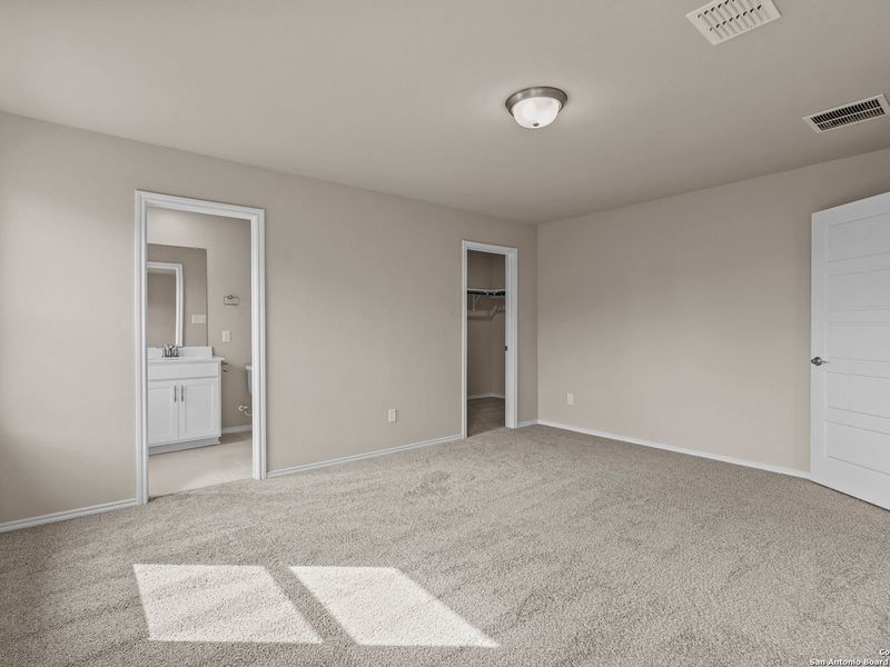 Spacious, unfurnished interior of a new home in Royal Crest, San Antonio (Image 31).