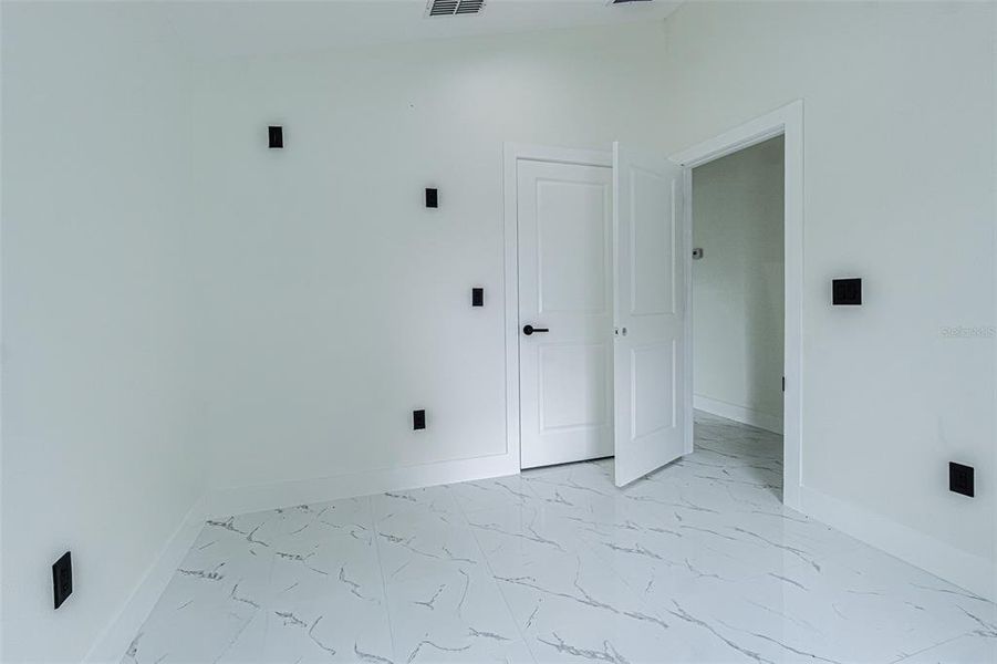 Spacious, unfurnished interior of a new home in , Tampa (Image 20).